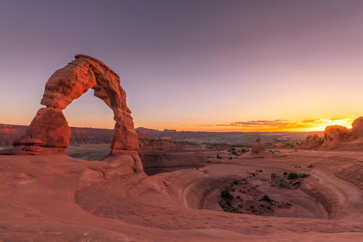 Arco de piedra natural, una curva que nace y termina en la misma base rocosa, recortada contra el cielo del atardecer: la forma pura de un arco, la unidad básica que un arc diagram repite una y otra vez para conectar pares de puntos sobre una línea