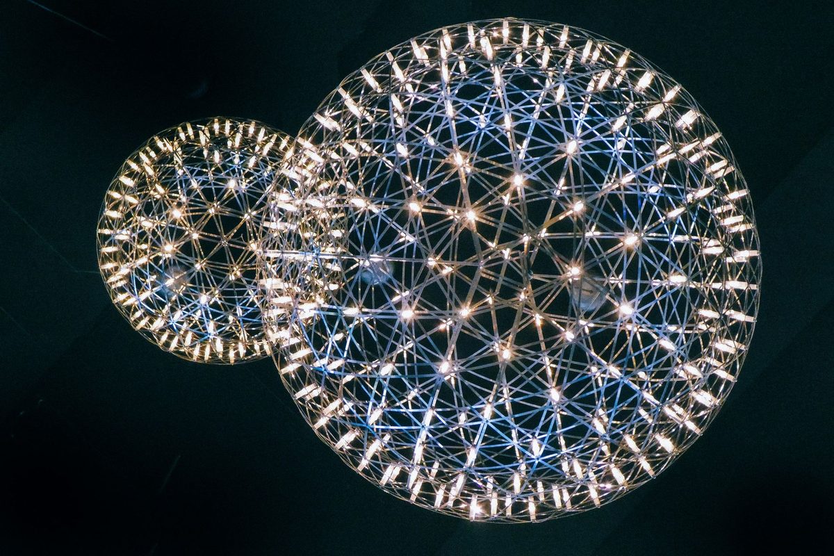 Dos esferas de estructura reticulada con decenas de líneas cruzándose dentro de un límite circular, cada una conectando dos puntos distintos de la superficie: la misma lógica de un chord diagram, donde las cuerdas cruzan el interior del círculo conectando pares de categorías