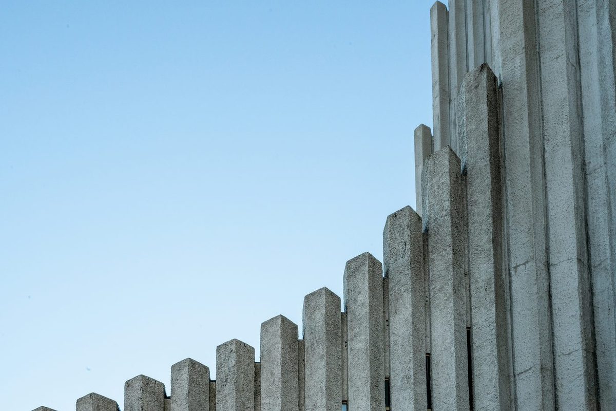 Pilares de concreto de altura ascendente contra el cielo, referencia abstracta al gráfico de columnas