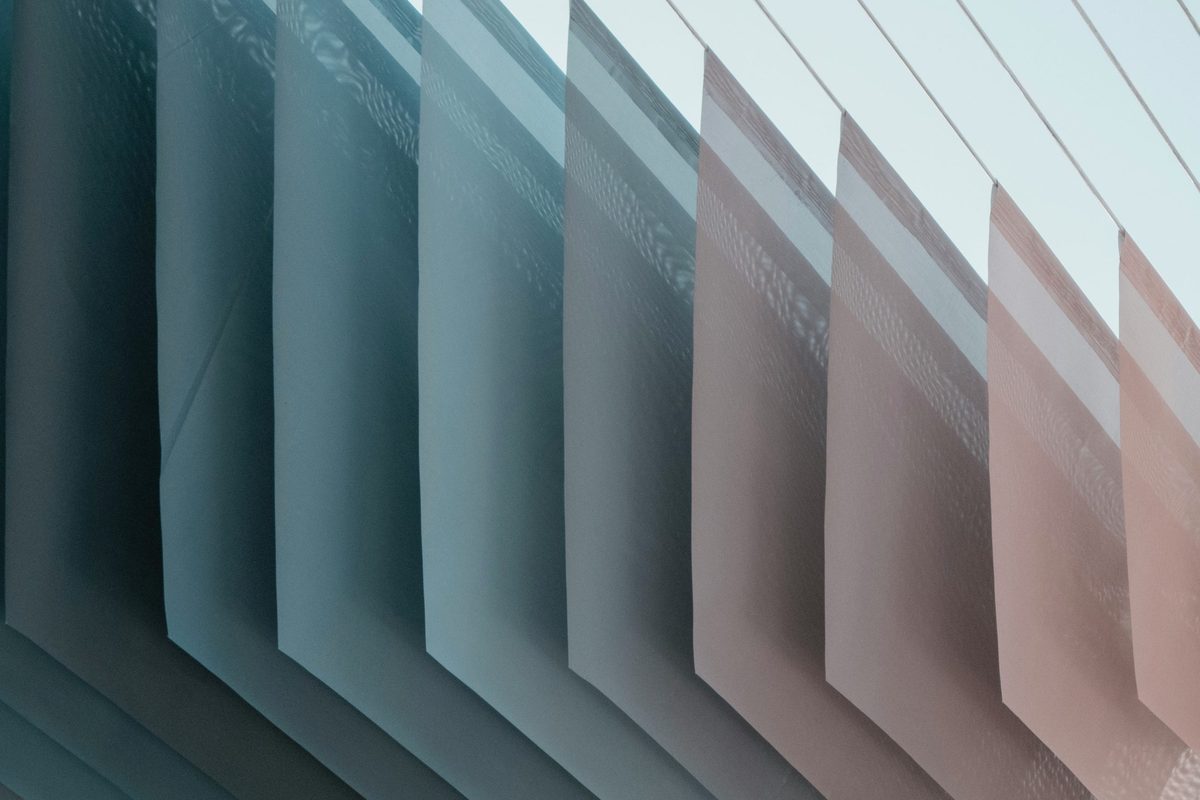 Fila de paneles verticales idénticos en tamaño, en perspectiva, con un degradé de color que va de azul a rosado de un extremo a otro: la misma anatomía de coordenadas paralelas, donde varios ejes verticales paralelos comparten el plano para poder cruzar una línea entre todos ellos