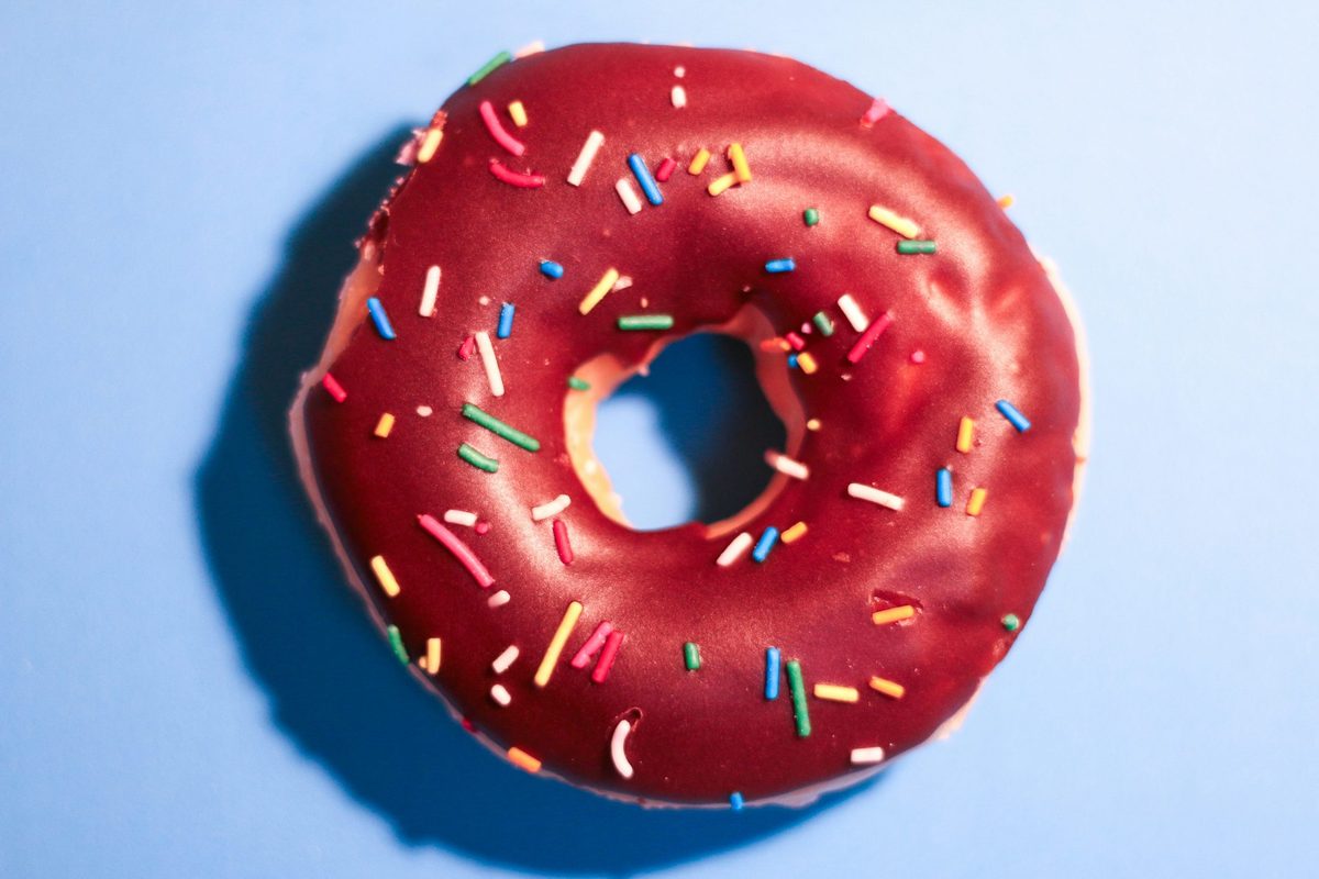 Una dona de chocolate vista desde arriba, con un agujero central perfectamente circular: la misma anatomía de un donut chart, un anillo de proporciones con espacio vacío al centro