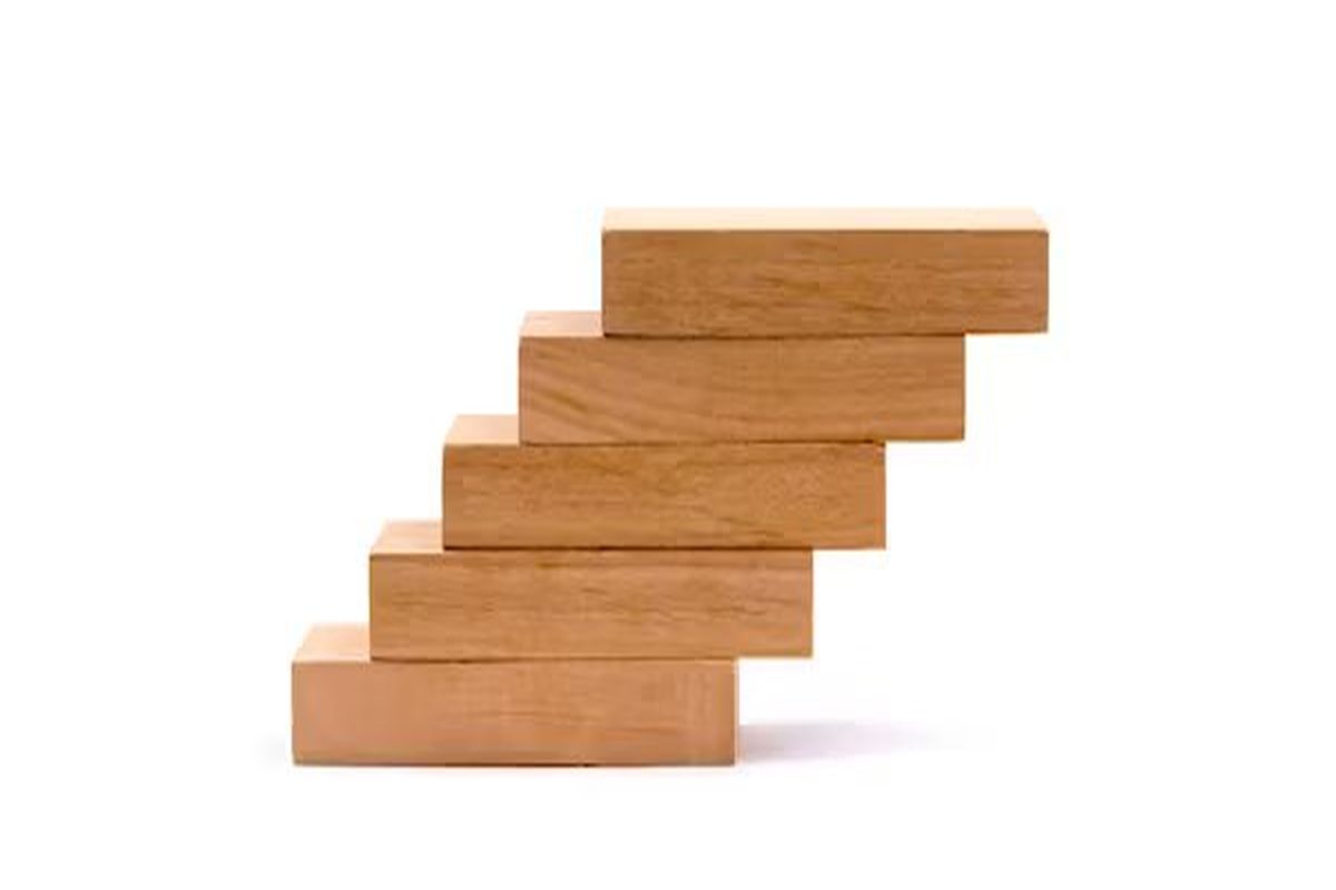 Tablones de madera apilados en filas, cada uno desplazado hacia adelante respecto al anterior en un patrón de escalera: la misma anatomía de un gantt chart, barras apiladas por fila donde cada una comienza en un punto distinto del eje horizontal