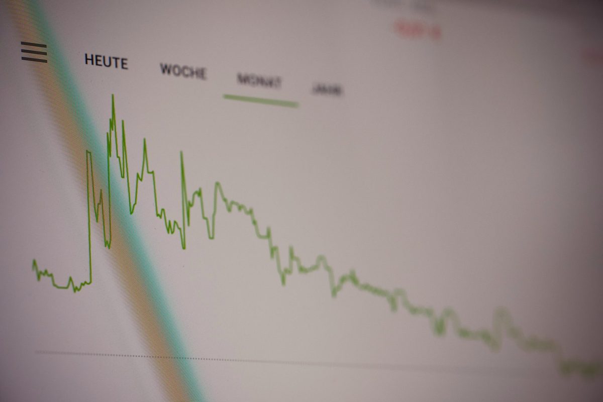 Pantalla de una app financiera real en primer plano, con una línea verde que sube y baja marcando cada cambio de precio a lo largo del tiempo, filtros de rango temporal visibles arriba: la misma anatomía de un gráfico de líneas, donde la pendiente entre puntos consecutivos —no solo su altura— es lo que comunica el cambio