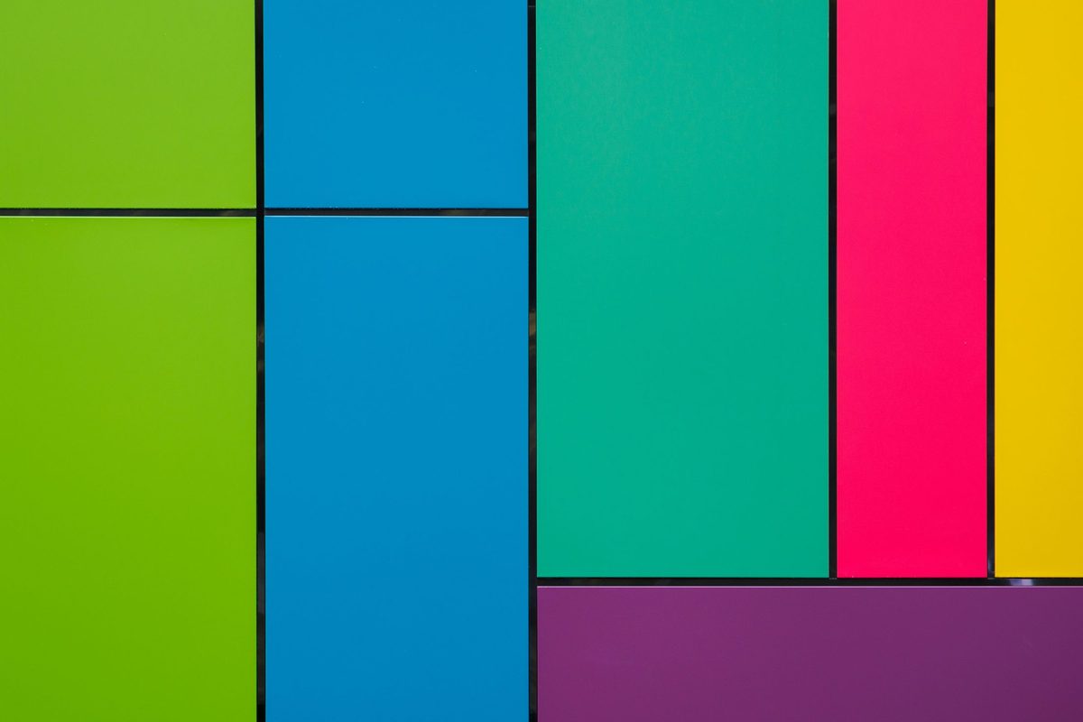 Rectángulos de distinto tamaño y color embaldosados sin espacio entre ellos, cubriendo todo el plano: el principio de teselado que usa un treemap para representar proporciones jerárquicas