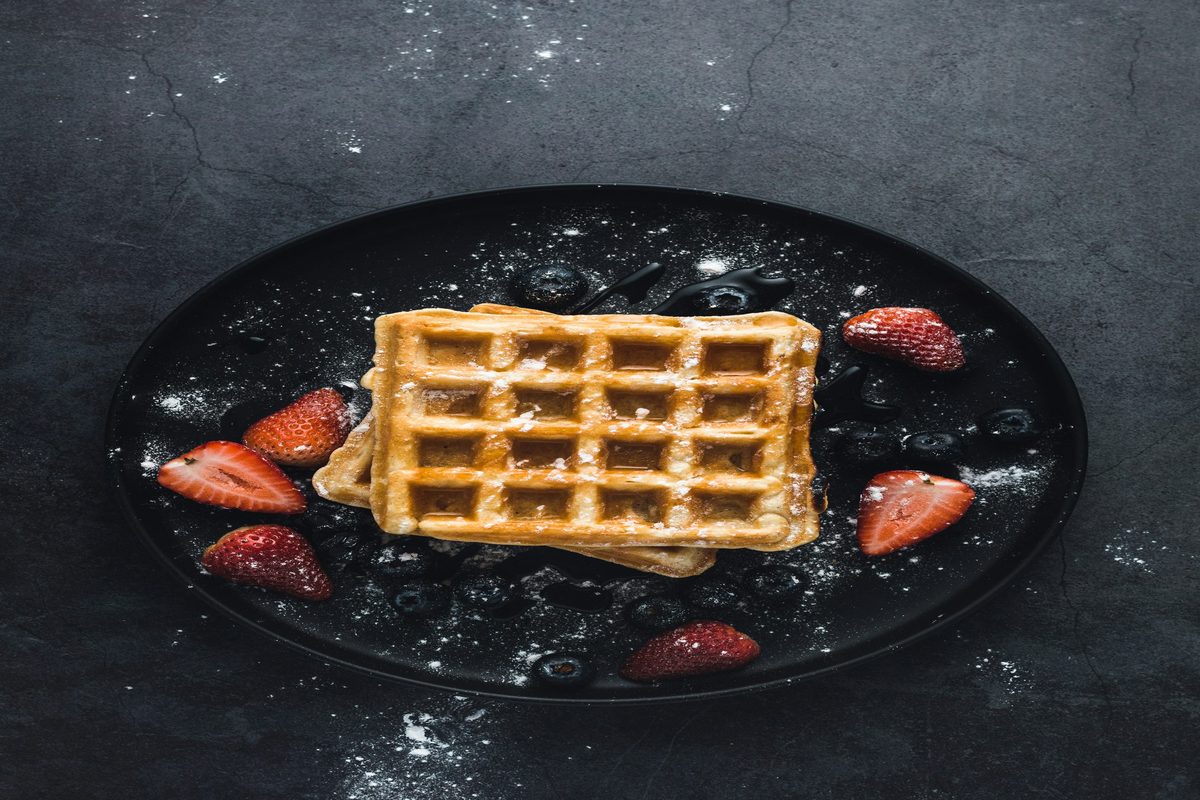 Waffle visto desde arriba con una grilla pareja de cuadrados idénticos: la anatomía de un waffle chart, donde cada unidad de la grilla vale lo mismo